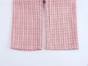 Vue macro détaillée de la texture du tissu en tweed rose et de l'ourlet du pantalon