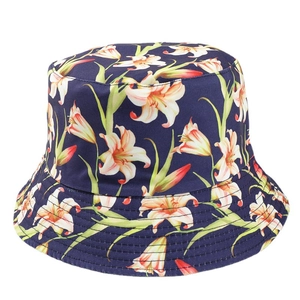 Chapeau bob bleu foncé pour femme avec imprimés fleuris de lys orange et blanc
