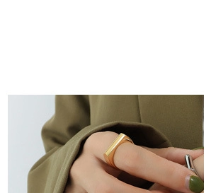 Détail d'une bague carrée minimaliste plaquée or 18 carats sur la main du modèle