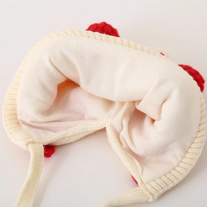 Warme winter gebreide babymuts met aardbeiontwerp en zachte katoenen voering in beige
