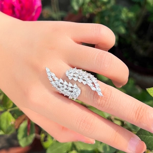Bague ailes d'ange luxueuse en argent sertie de cristaux de zircone cubique marquise
