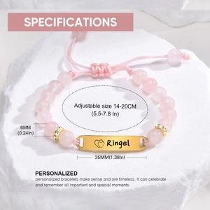 Détail du bracelet en perles roses 6mm avec plaque personnalisée gravée en or 35mm