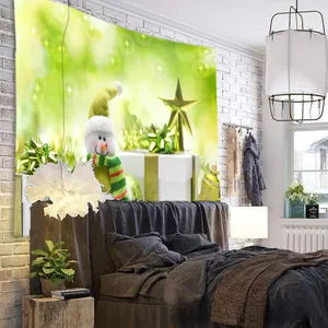 Détail d'une tapisserie de Noël murale avec bonhomme de neige et cadeau blanc sur fond vert