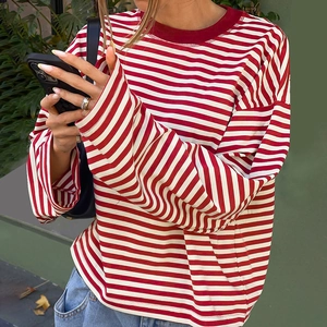 Französisches rot-weiß gestreiftes Langarm-T-Shirt in einem Straßenmode-Setting gezeigt