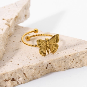 Détail de la bague papillon plaquée or 18K avec anneau torsadé sur support pierre