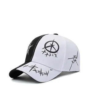 Detail van de zwart-witte patchwork baseballpet met sterrenprint en een gebogen klep