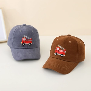 Details der roten Feuerwehrauto-Stickerei auf grauen und braunen Kinder-Baseballmützen