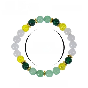 8mm Armband aus Naturkristall und Malachit mit einstellbarer Größe auf weißem Hintergrund