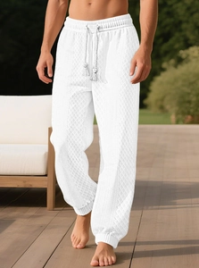 Détail du pantalon de jogging blanc pour hommes avec texture jacquard et cordon de serrage