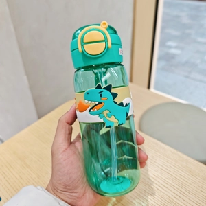 Grüne Capybara Kinder Trinkflasche mit Dinosaurier Silikonhülle und Strohhalm