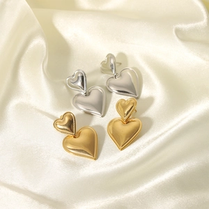 Orecchini a cuore in acciaio inossidabile dorato 18K e argento su seta