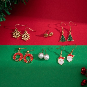 Set di orecchini a lobo natalizi con alberi festivi fiocchi di neve e Babbo Natale
