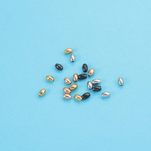 Edelstahl-Abstandsperlen in Gold und Silber auf blauem Grund für DIY-Schmuck