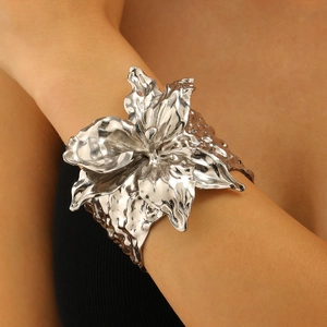 Detailansicht der unregelmäßigen silbernen Blütenarmspange mit Liquid-Metal-Effekt