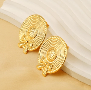 Vue macro de boucles d'oreilles nœud chapeau de soleil plaqué or 18K sur pierre