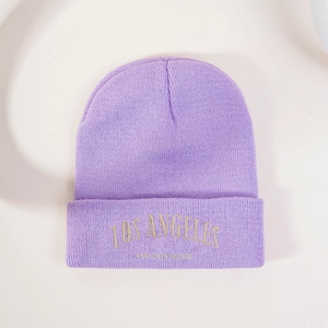 Détail de la broderie Los Angeles sur un bonnet en maille côtelée de couleur lilas