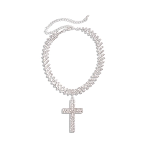 Pendentif croix en argent serti de zircone cubique sur une chaîne gourmette élégante