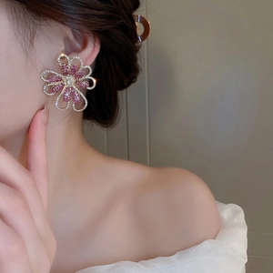 Übergroße Blumenohrringe mit funkelnden Diamanten und rosa Kristallen in Goldbeschichtung