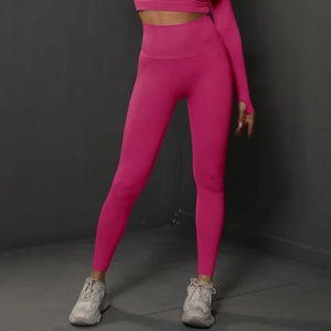 Détail latéral du legging de yoga rose sans couture à taille haute en maille élastique
