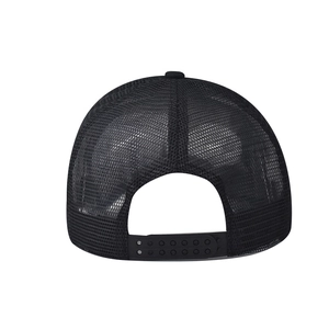 Vue arrière de la casquette trucker en filet noir avec fermeture réglable à pression