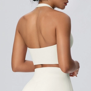 Dettaglio posteriore del top da yoga bianco a incrocio con leggings coordinati a vita alta