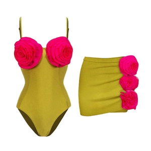 Maillot de bain une pièce vert olive avec fleurs 3D roses et jupe fendue assortie
