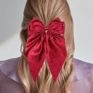 Barrette nœud en satin rouge élégante avec strass pour une coiffure de queue de cheval