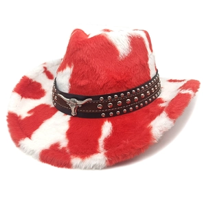 Detail van rood-witte koeienprint cowboyhoed met leren band en zilveren stierembleem