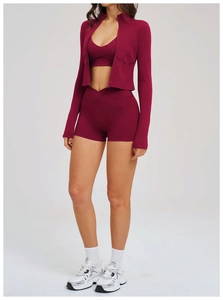 Dettaglio completo yoga 3 pezzi con giacca bordeaux, reggiseno e pantaloncini a V