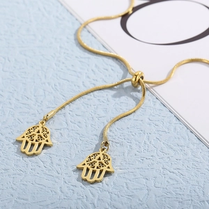 Bracelet élégant en acier titane doré avec pendentifs Main de Fatma et chaîne serpent