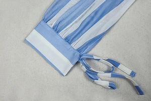 Detail des blau-weiß gestreiften Ärmels mit Netzgewebe und feiner Schnürung am Saum