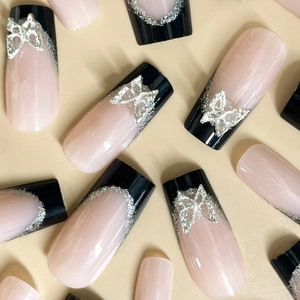 Zwarte French press-on nagels met zilveren glitters en 3D vlinder bedeltjes