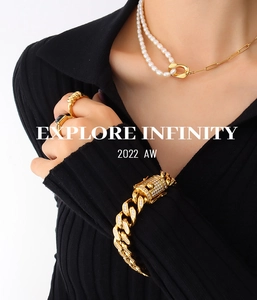 Detail of freshwater pearl necklace with 18k gold plated titanium chain on model
