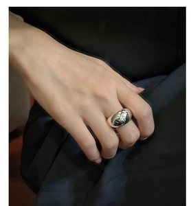 Dettaglio di un anello largo minimalista in argento sterling S925 con finitura lucida