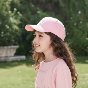 Detailansicht der rosa Kinder-Baseballkappe mit farbenfroh besticktem Regenbogen-Symbol