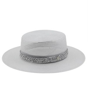 Chapeau canotier en paille avec bande en strass et pendentif métallique M