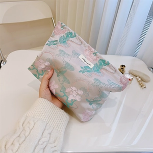 Detailansicht des floralen Stickmusters auf der chinesischen Kosmetiktasche aus Stoff