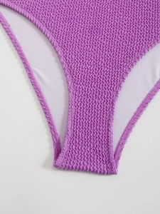 Détail du tissu seersucker violet de maillot de bain avec doublure blanche moelleuse