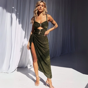 Robe longue à paillettes vert olive avec anneaux dorés et fente latérale haute
