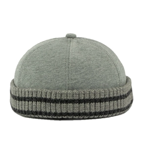 Graue Strickmütze für Herren und Damen mit Rippstrickrand und schwarzen Streifen Design