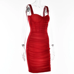 Detail eines roten Mesh-Bodycon-Kleides mit sexy Faltenstruktur und Korsett-Silhouette