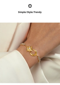 Dettaglio del bracciale placcato oro 14K con ciondoli sole e luna e pietre in zircone