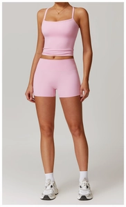 Ensemble de yoga rose à taille haute avec débardeur moulant et short de sport