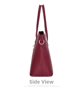 Détail du sac cabas tressé rouge foncé avec structure trapèze et anneau en D doré