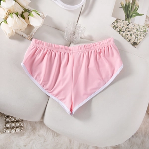 Detailansicht pinker Sport-Shorts mit weißer Einfassung und eleganter Blumen-Dekoration