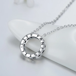 Collier en argent sterling S925 avec pendentif rond gravé LIFE FANTASTIC sur plateau blanc
