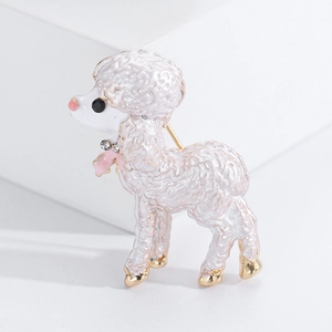 Broche caniche en émail blanc avec nœud rose et cristaux sur fond blanc épuré