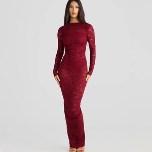Robe de soirée élégante en dentelle bordeaux longue au sol avec motifs floraux et coupe ajustée