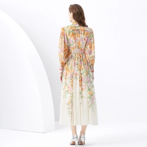 Elegantes langärmeliges Kleid mit Blumenmuster, Gürtel und Laternenärmeln für den Urlaub