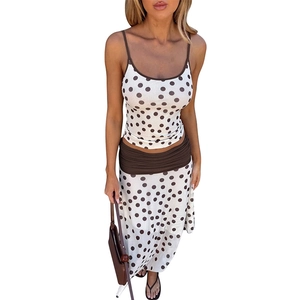 Ensemble haut camisole à pois et jupe taille haute avec ceinture contrastée marron foncé